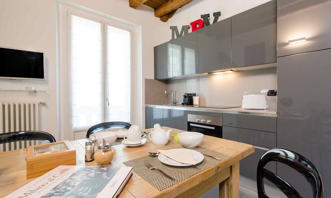 Central Station Apartment | Central Station within walking distance, Metro out of the door, Como lake in 1h