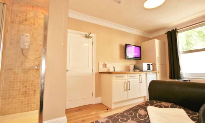 Cheltenham Hotel | Central Studios Gloucester Road by Rooms Booked - Free Parking