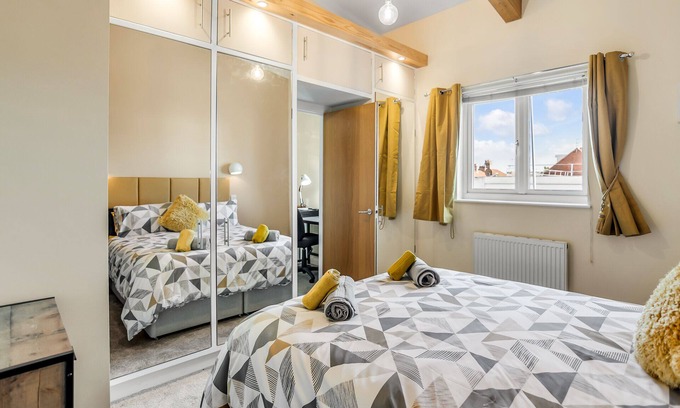 Norwich House | Central Townhouse 2 bedr/w fully equipped kitchen/washing machine & Parking- Ginger & Gold ltd