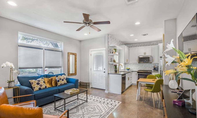 North Loop House | Central, Walkable, Close to UT! | The Loop