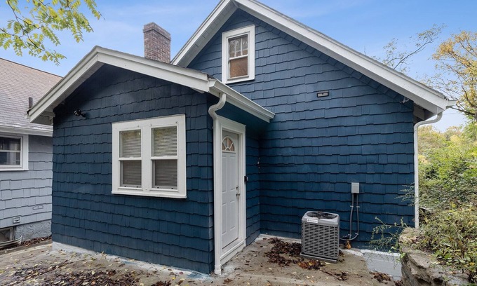 CUF Apartment | Centrally Located Apt Near Uc, Hospital And Zoo! 1 Bedroom Apts by Redawning