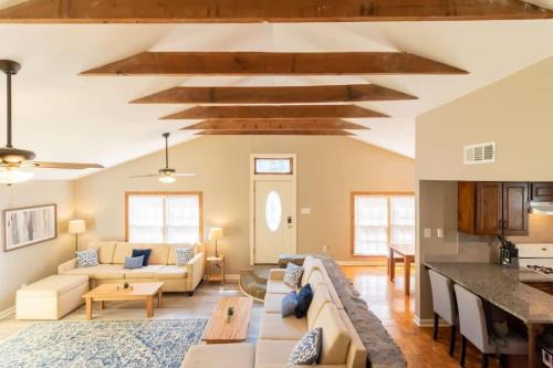 Columbus House | Centrally Located - The Delightful Doubles - Unit C