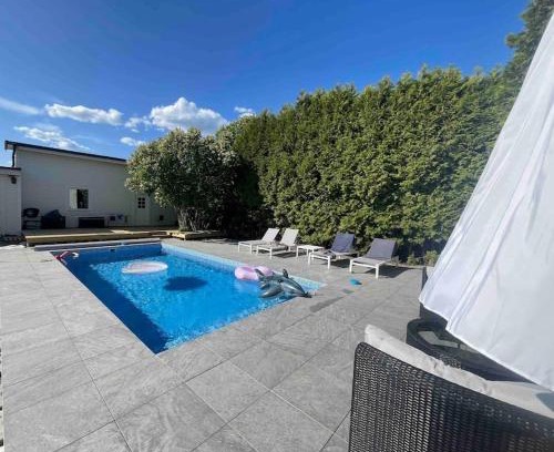 Eskilstuna House | Centralt boende, pool, nära till natur & våtmark