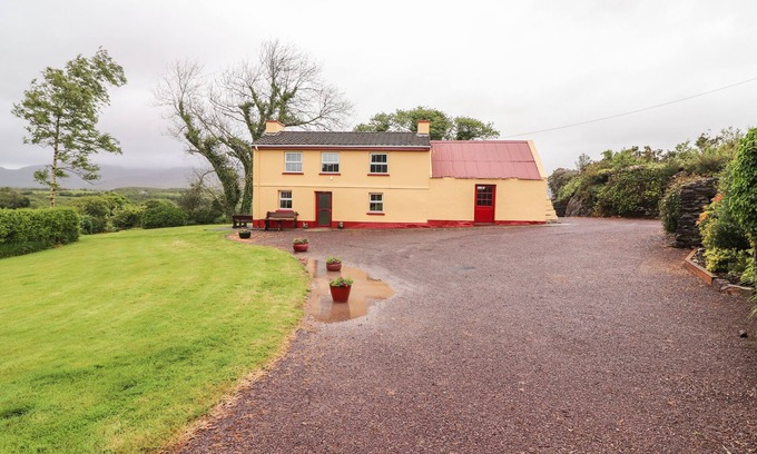 Ring of Kerry Cottage | CEOL NA N'EAN, pet friendly, with open fire in Sneem, County Kerry