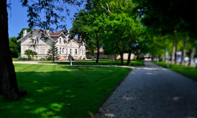 Moulis-en-Medoc Bed & Breakfast | Château Maucaillou