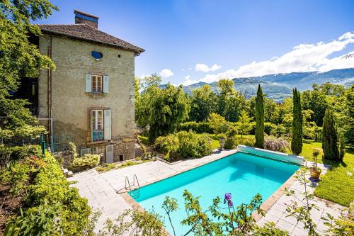 Lumbin House | Château Monts Blancs