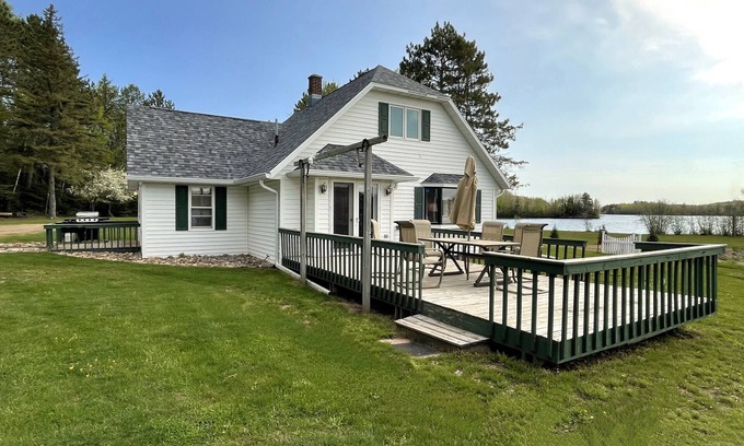 Phillips House | Chain of Lakes Lodge, 4bd with access to 4 Lakes!