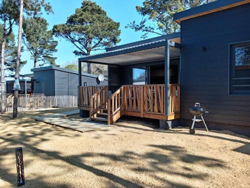 Jullouville-les-Pins Ski Chalet | Chalet élégant à Jullouville : plage, terrasse, piscine chauffée, 4 couchages - FR-1-361-534