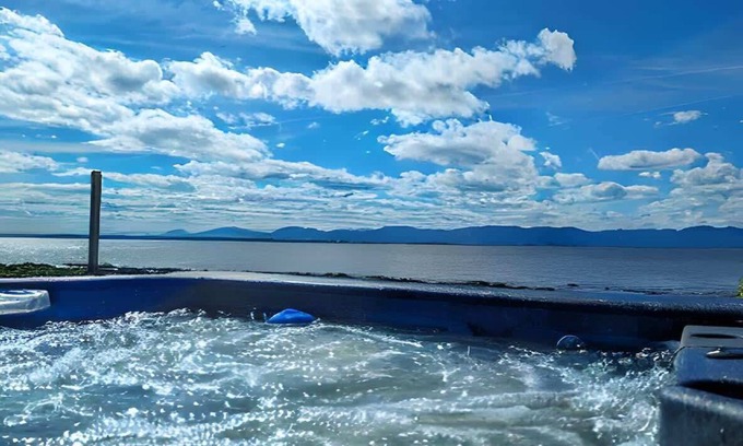 Cap-Saint-Ignace Ski Chalet | Chalet #2 Waterfront with Spa, Fireplace, Wifi & AC