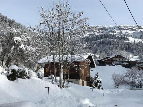 Beaufort Ski Chalet | Chalet 3* à Arêches, 100m², 8 pers, 4 ch, Pied des Pistes, Cheminée, Terrasse, Wifi - FR-1-342-246