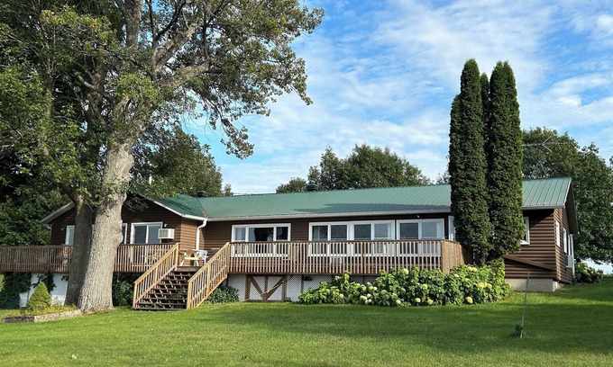 Dundee Cottage | Chalet Beauly, panoramic views of St.Lawrence River from a Heritage Property