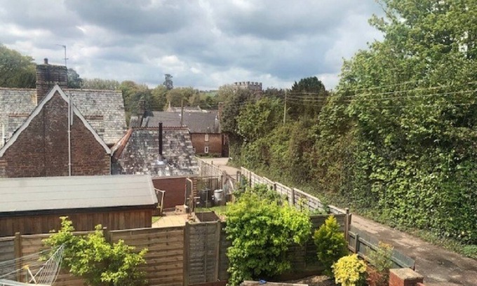 Poltimore House | Chalet Bungalow in Poltimore village - near Exeter