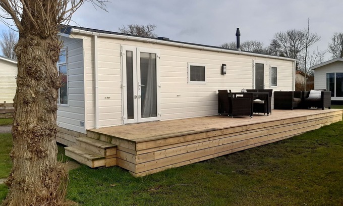 Hippolytushoef Ski Chalet | Chalet by Wadden Sea with Sunny Garden