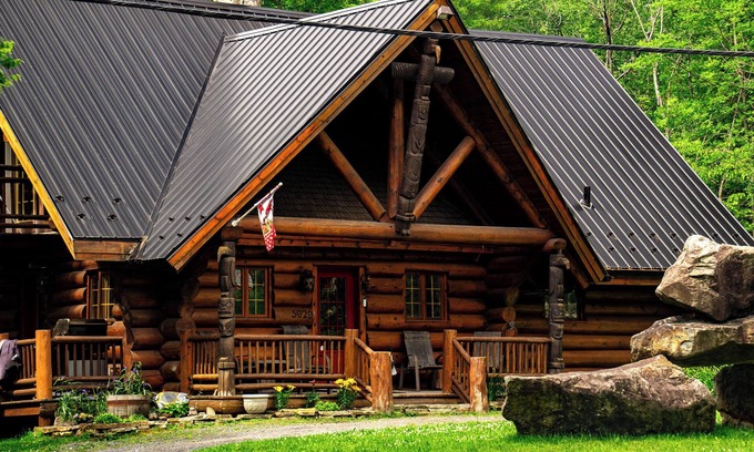 Orford Ski Chalet | Chalet en bois avec spa et vue sur la rivière, en pleine nature. Ami des chiens!