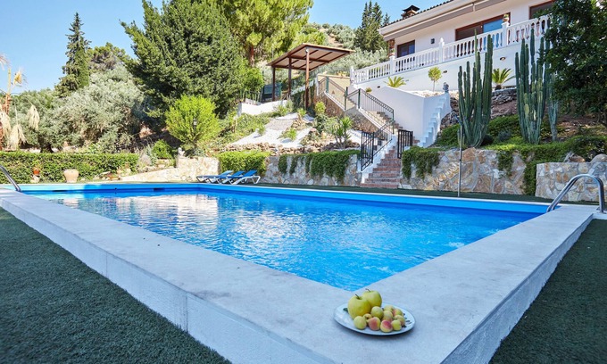 Villanueva del Arzobispo Ski Chalet | Chalet 'Villa Ibáñez' with Lake Views and Air Conditioning