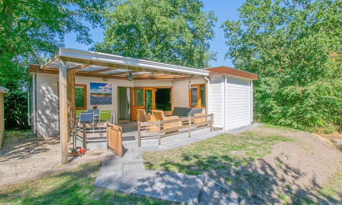 Uden House | Chalet in the woods with veranda and sauna