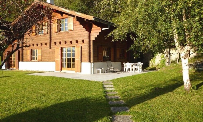 St. Luc Ski Chalet | Chalet individuel de 2 étages pour 9 personnes d'une surface estimée à 100m2. Le chalet se situe sur