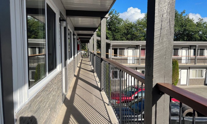 Kitimat Hotel | Chalet Inn