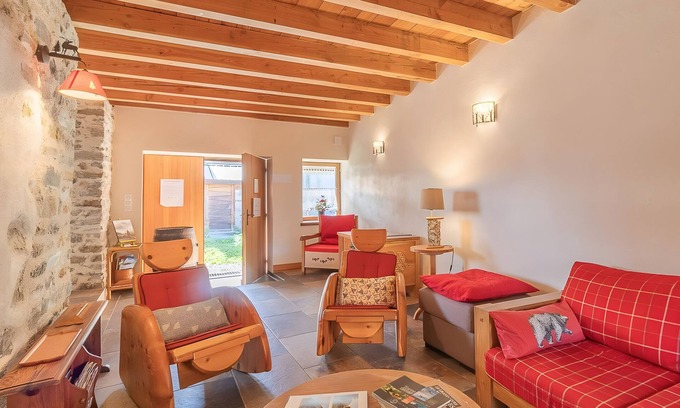 Montricher-Albanne Apartment | Chalet 'L'ours' with Mountain View