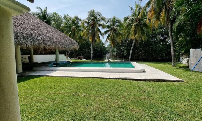 Puerto Quetzal House | Chalet lleno d vida, con alberca a orilla de canal