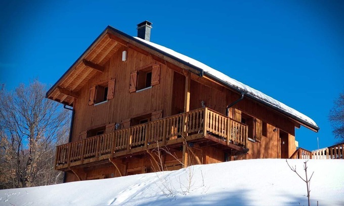 Albiez-le-Jeune Ski Chalet | Chalet of 2016, at 1310 m above the valley of the Maurienne