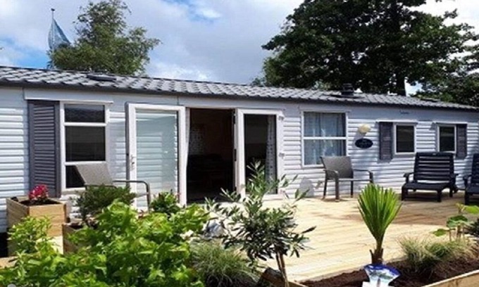 Goedereede Ski Chalet | Chalet up to 5 p. with private garden beach and large verandas, lots of privacy.