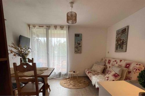Premanon Apartment | Chaleureux Studio Montagnard avec balcon 2303