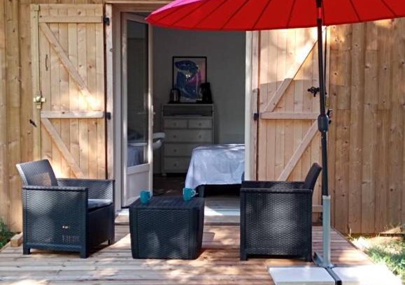 Saint-Leon-sur-Vezere House | Chambre au calme entourée par la nature.