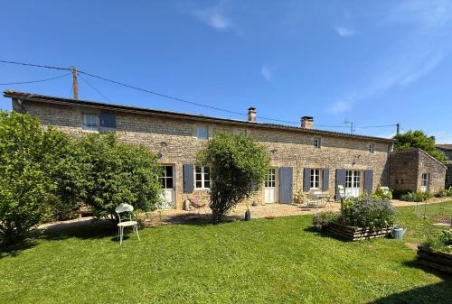 La Celle-sous-Gouzon Bed & Breakfast | Chambre d'hôtes Les Bleuets