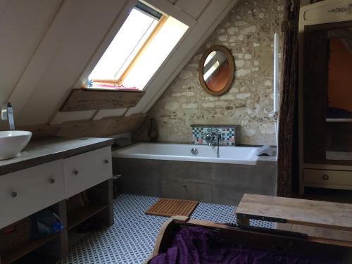 Misy-sur-Yonne House | Chambre du Toucan