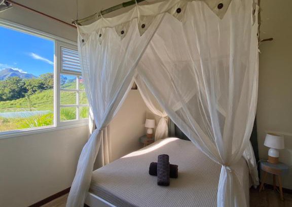 Le Morne-Rouge House | Chambre et SDB privative Roucou vue Mont Pelée dans maison partagée