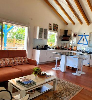 La Desirade House | Chambre marine et sa salle de bain à l'Amirade