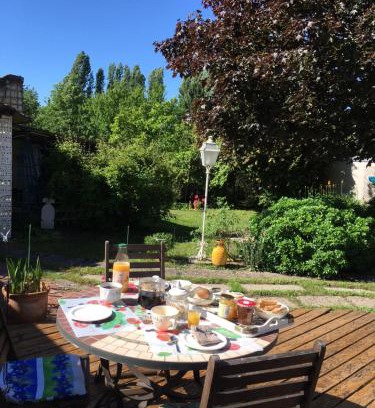 Avoine Bed & Breakfast | chambre sur jardin entre Fontevraud et RignyUssé