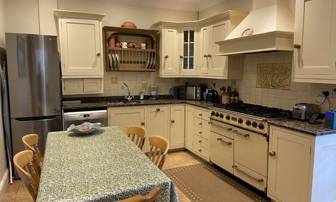 Emsworth House | Characterful detached home, walking distance from water, town centre, station