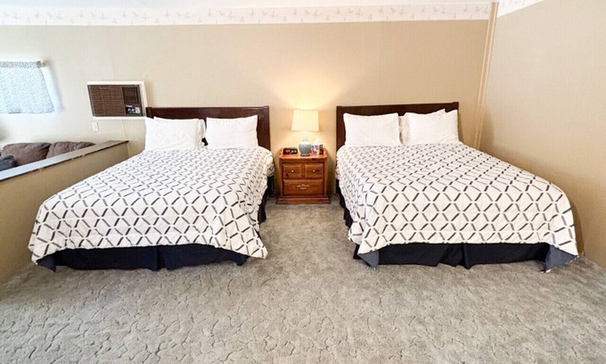 Kerby Condo | Chardonnay Room at Kerbyville Inn