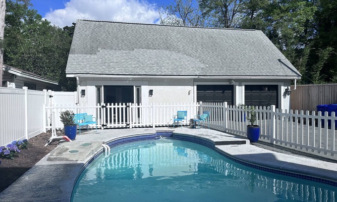 Riverland Terrace House | Charleston Guest House: with pool on Golf Course