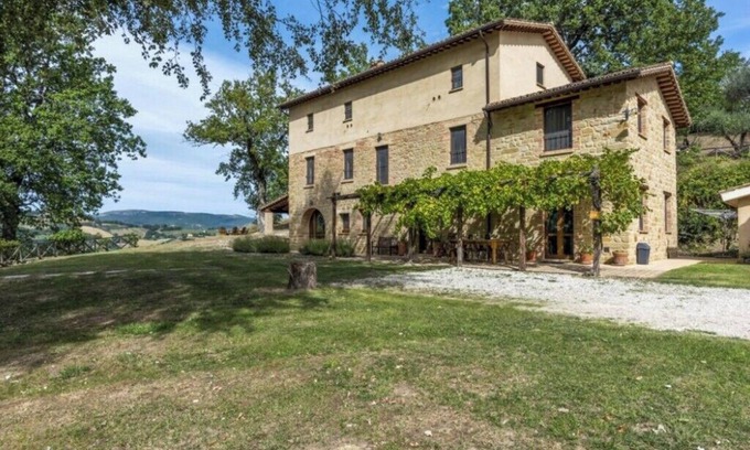 Camporotondo di Fiastrone Other | Charming 7-bedroom farmhouse with WiFi, AC in peaceful Camporotondo di Fiastrone