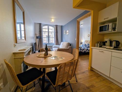 Le Puy-en-Velay House | Charmant 2 pièces au pied de la cathédrale, lumineux et tout inclus, idéalement situé en centre-ville. - FR-1-582-379