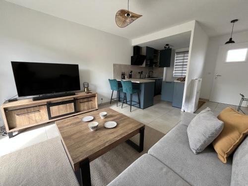 Ares Apartment | Charmant T2 rénové avec balcon, proche plage et commerces