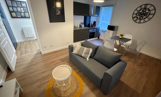 Bourges Apartment | Charmant T2 rénové avec parking et terrasse