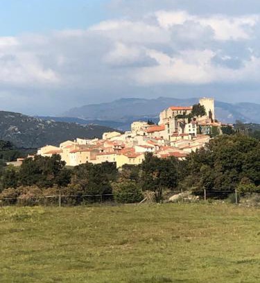 Montalba-le-Chateau House | Charmante maison de village avec toit terrasse