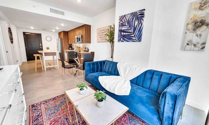 Overtown Apartment | Charming 1 Bed plus Den Downtown Free Parking