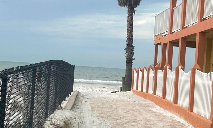 Redington Shores Cottage | Charming 1-bedroom1 -bath Place 100 steps to the beach Redington Shores, FL