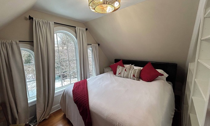 Warrenton Apartment | Charming 1-bedroom apartment in Old Town Warrenton, walkable to Main Street