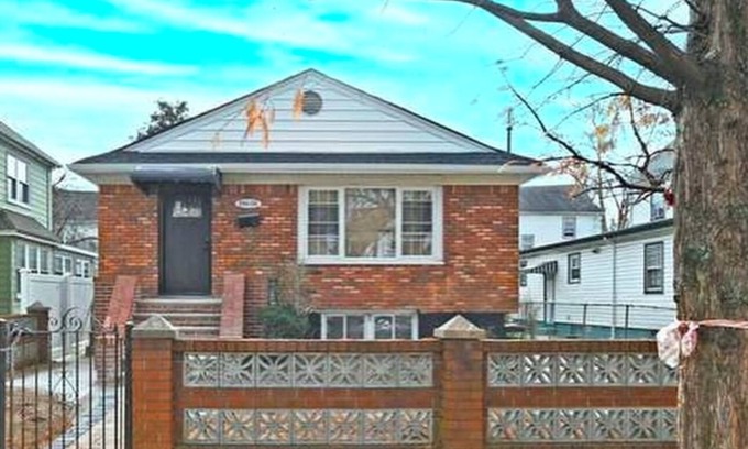 Queens Apartment | Charming 1-Bedroom Apartment in Fabulous Queens with Wifi and AC