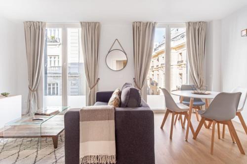 Trafalgar Apartment | Charming 1-Bedroom Apartment in Central Madrid Stylish Retreat for 2, Alonso Martinez I