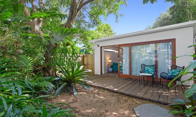 Tewantin House | Charming 1-Bedroom Tropical Haven with a Backyard