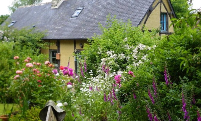 Sainte-Opportune Cottage | Charming 1780 House with Lush Garden and WIFI
