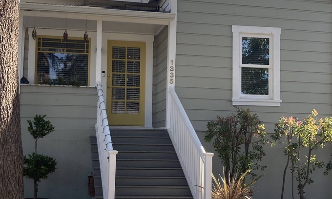 St. Helena Cottage | Charming 1920's cottage in St. Helena - walk to town