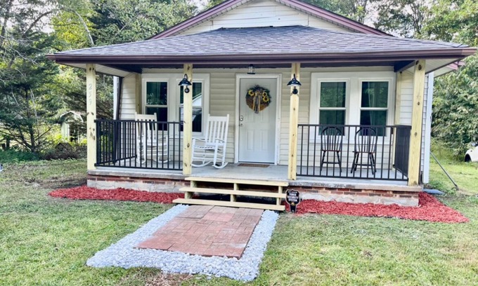 Ronda House | Charming 1940’s Ronda House Wilkes County NC Stone Mountain , wineries , NASCAR